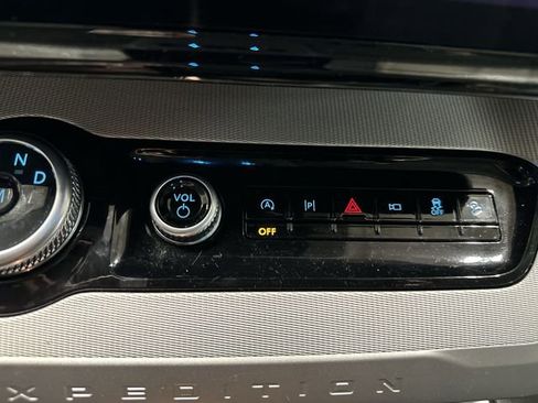 Used 2025 Ford Expedition Active image 32