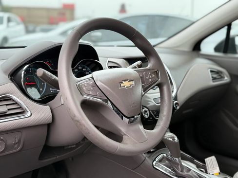 Used 2018 Chevrolet Cruze LT w/ Convenience Package FWD image 39