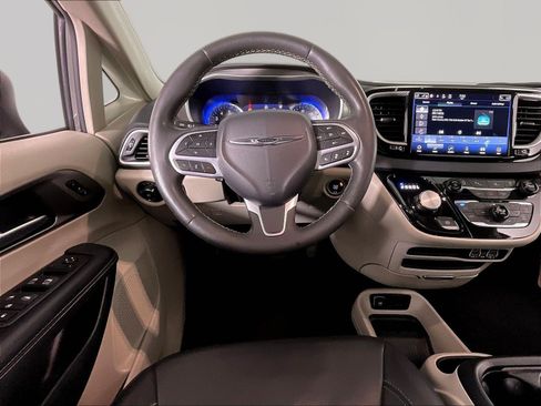 Used 2023 Chrysler Pacifica Touring-L FWD image 8
