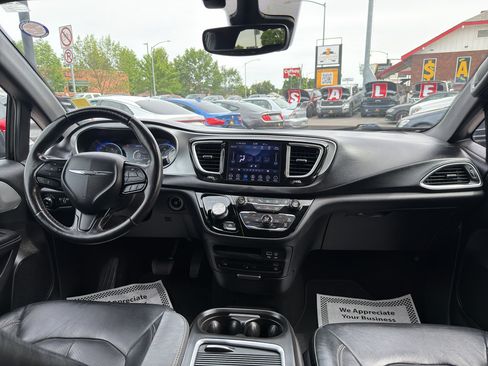 Used 2019 Chrysler Pacifica Touring-L Plus FWD image 24