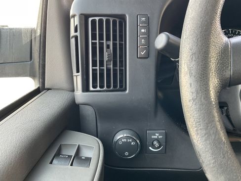 Used 2017 GMC Savana 2500 image 32