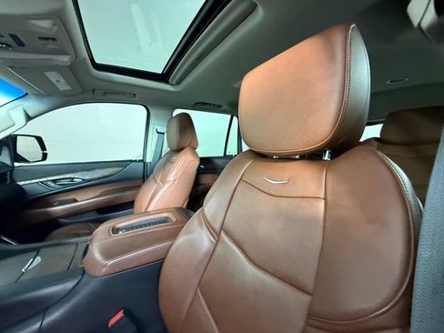 Used 2019 Cadillac Escalade Luxury AWD/4WD image 6