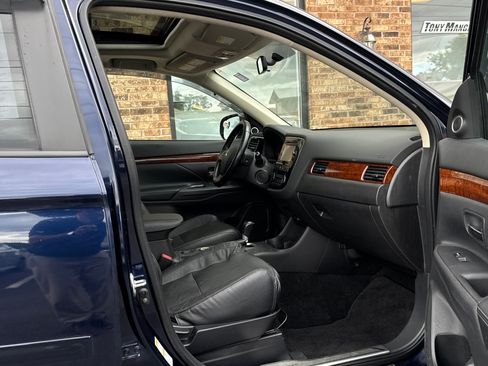 Used 2015 Mitsubishi Outlander SE AWD/4WD image 16