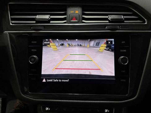 Used 2021 Volkswagen Tiguan SE w/ Panoramic Sunroof Package image 26