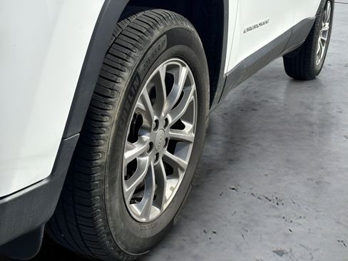 Used 2019 Jeep Cherokee Latitude Plus w/ Cold Weather Group AWD/4WD image 25