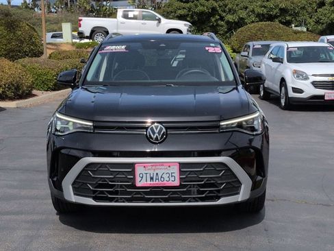 Used 2025 Volkswagen Taos SE w/ Panoramic Sunroof Package FWD image 2