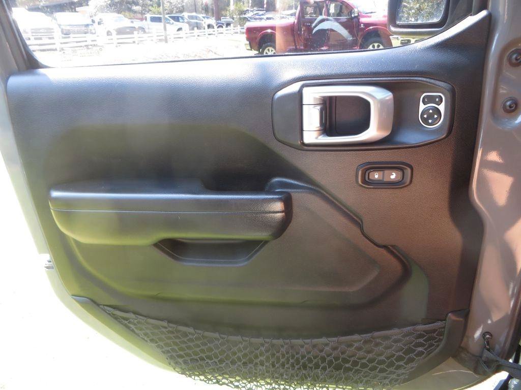 Used 2020 Jeep Gladiator Rubicon w/ Cold Weather Group AWD/4WD image 25