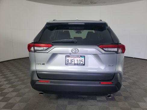 Used 2019 Toyota RAV4 XLE w/ Carpet Mat Package FWD image 5