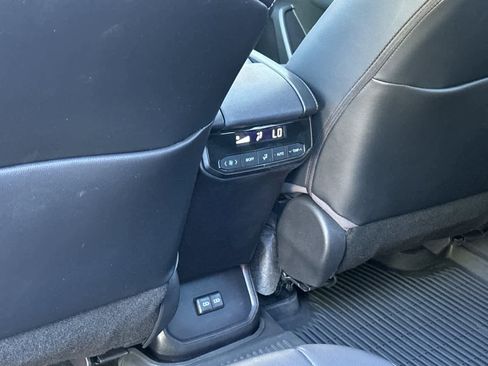Used 2022 Toyota Highlander XLE AWD/4WD image 14