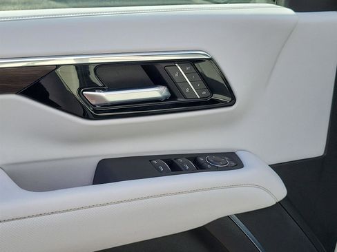 New 2025 Chevrolet Suburban Premier image 22