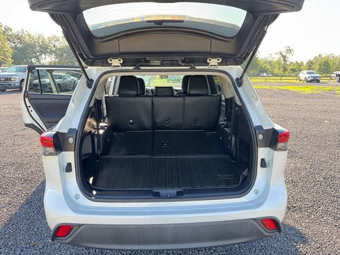 Used 2021 Toyota Highlander L FWD image 25