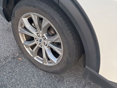 Used 2022 Ford Explorer XLT w/ Equipment Group 202A image 8