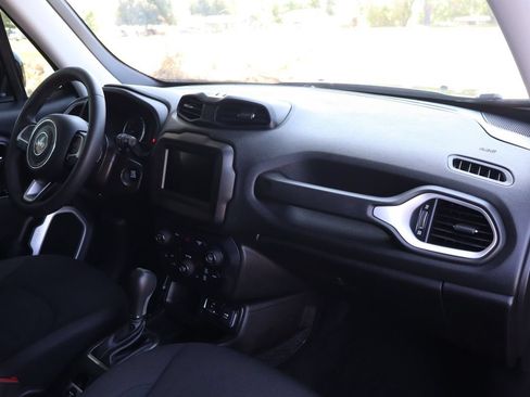 Used 2020 Jeep Renegade Latitude FWD image 17
