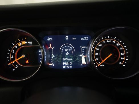 Used 2021 Jeep Wrangler Unlimited Sahara image 2