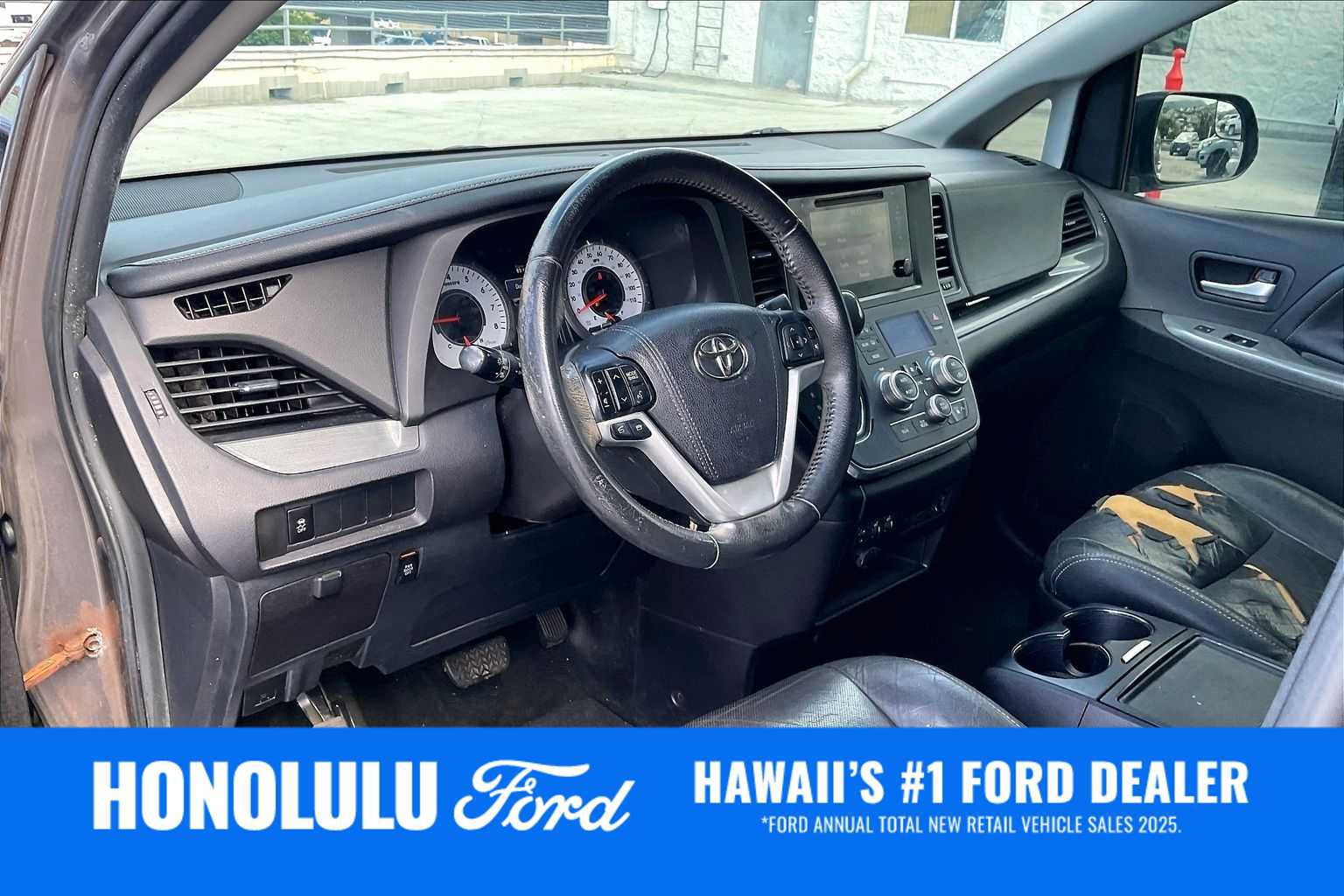 Used 2016 Toyota Sienna SE FWD image 2