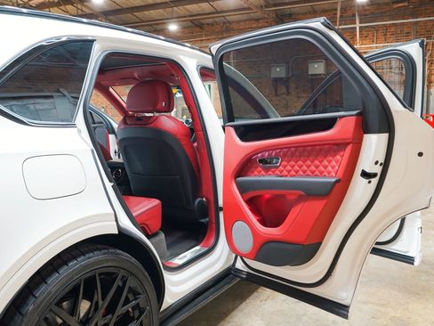 Used 2022 Bentley Bentayga AWD/4WD image 50