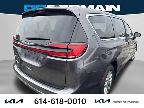Used 2023 Chrysler Pacifica Touring-L FWD image 4