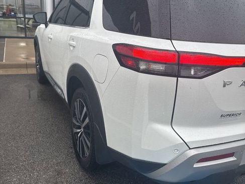 Used 2025 Nissan Pathfinder Platinum AWD/4WD image 10