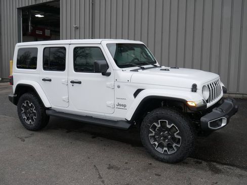 Used 2024 Jeep Wrangler Sahara w/ Technology Group image 9