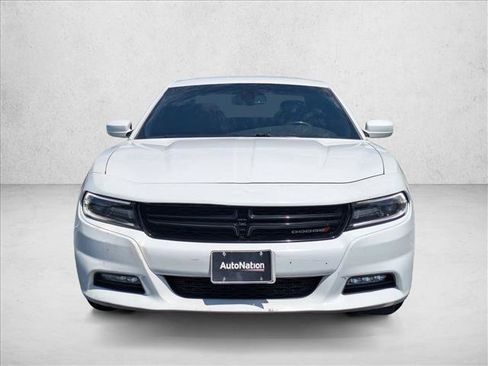Used 2017 Dodge Charger SXT RWD image 2