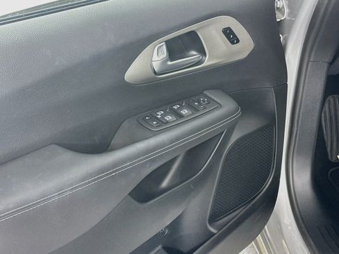 Used 2024 Chrysler Pacifica Limited w/ S Appearance Package FWD image 20