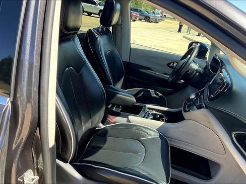 Used 2023 Chrysler Pacifica Limited FWD image 7