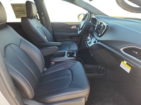 New 2026 Chrysler Voyager LX image 15