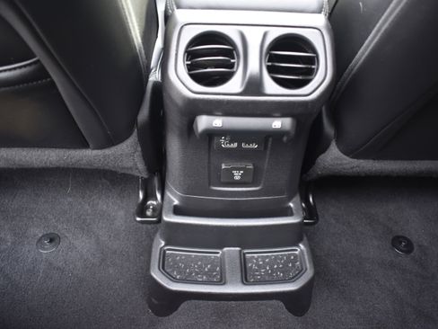Used 2019 Jeep Wrangler Unlimited Sahara image 31