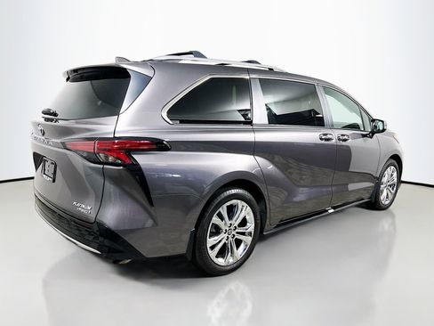 Used 2024 Toyota Sienna Platinum FWD image 4