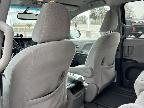 Used 2015 Toyota Sienna LE image 11
