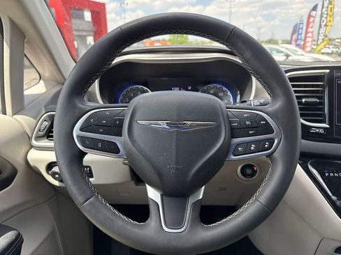 Used 2024 Chrysler Pacifica Touring-L FWD image 25