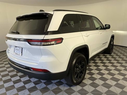 Used 2025 Jeep Grand Cherokee Altitude AWD/4WD image 9