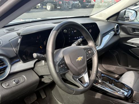 Used 2025 Chevrolet Trax LT w/ LT Convenience Package image 7