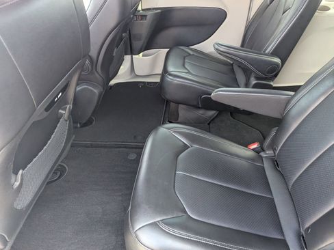 Used 2024 Chrysler Pacifica Touring-L image 15