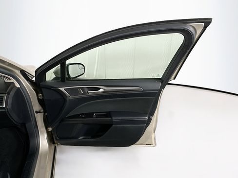 Used 2017 Ford Fusion SE w/ Equipment Group 201A image 29