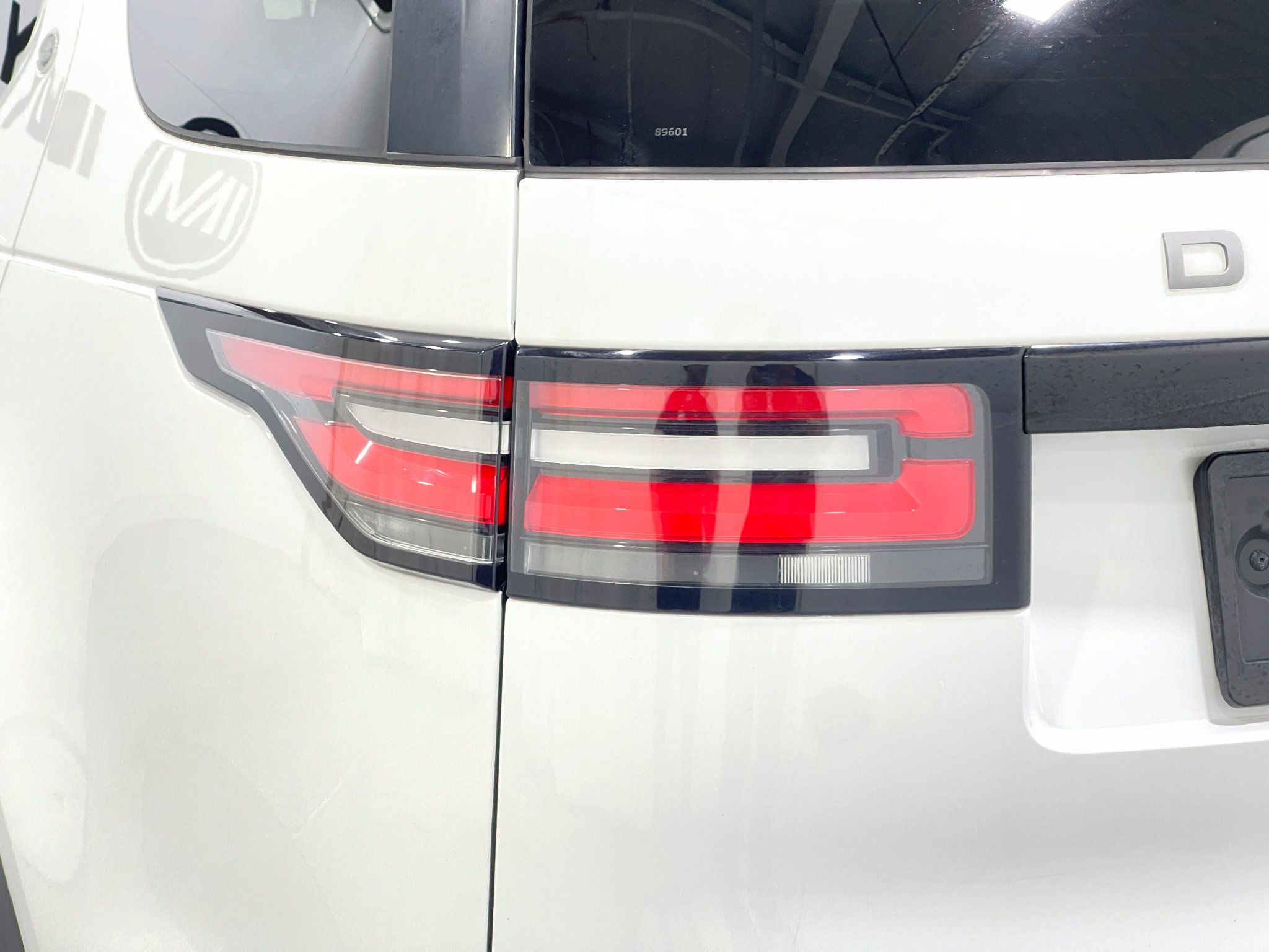 Used 2018 Land Rover Discovery HSE AWD/4WD image 36