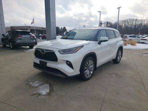 Used 2023 Toyota Highlander Platinum image 3