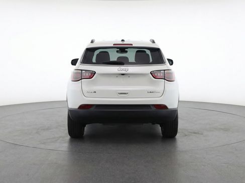 Used 2025 Jeep Compass Latitude AWD/4WD image 7