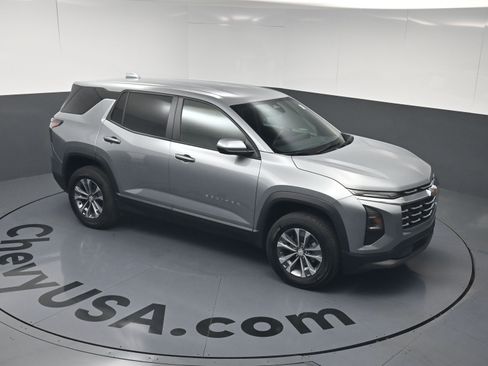 Used 2026 Chevrolet Equinox LT FWD image 32