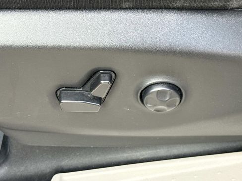 Used 2023 Chrysler Voyager LX image 21