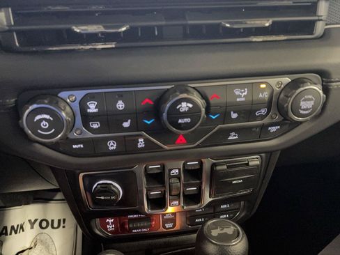 Used 2025 Jeep Wrangler Unlimited Rubicon w/ Convenience Group AWD/4WD image 32