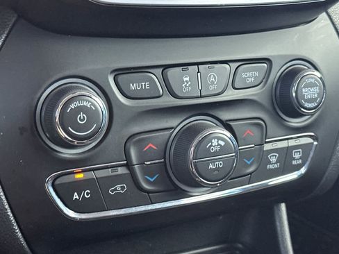 Used 2019 Jeep Cherokee Latitude Plus w/ Comfort/Convenience Group image 20