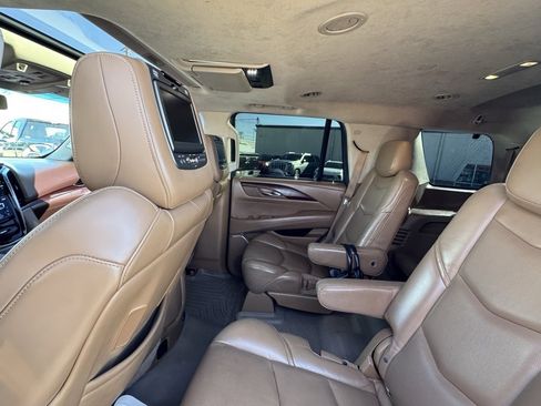 Used 2016 Cadillac Escalade Platinum image 2