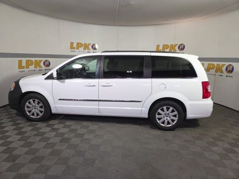 Used 2015 Chrysler Town & Country Touring image 7
