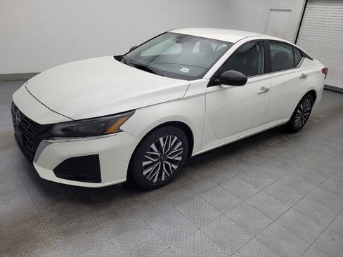 Used 2024 Nissan Altima 2.5 SV image 2