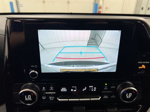 Used 2025 Toyota Highlander LE AWD/4WD image 16