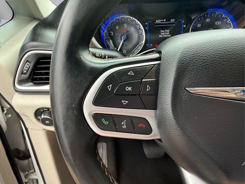 Used 2017 Chrysler Pacifica Touring-L FWD image 31