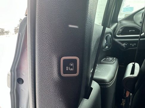 New 2026 Chrysler Pacifica Limited image 14