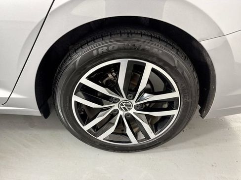Used 2025 Volkswagen Jetta SE FWD image 5