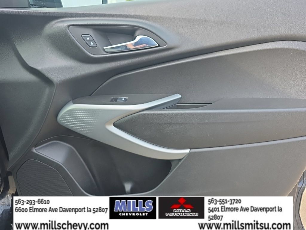 Used 2025 Chevrolet Trax RS w/ Sunroof Package FWD image 21